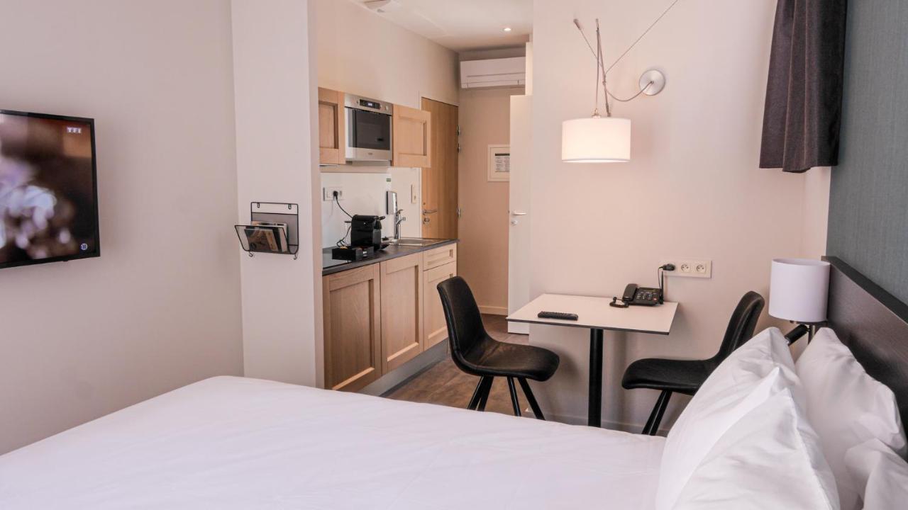 Five Centre Apartment *